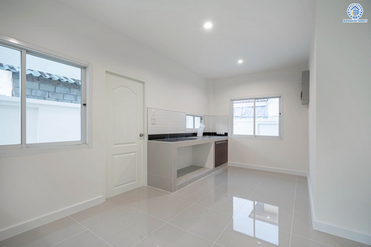 บ้านมือสองตกแต่งใหม่ โครงการ มัณฑิกา กาญจนาฯ-บางบอน รองรับทุกความสุข เนื้อที่ 108.6 ตร.ว. ฟังก์ชัน 3 ห้องนอน 3 ห้องน้ำ 2 ห้องอเนกประสงค์ จอดรถได้ 2 คัน บนทำเลใกล้รถไฟฟ้าสายสีน้ำเงิน "สถานีหลัก2" และจุดขึ้นทางด่วน "พระราม2" และ The Mall บางแค